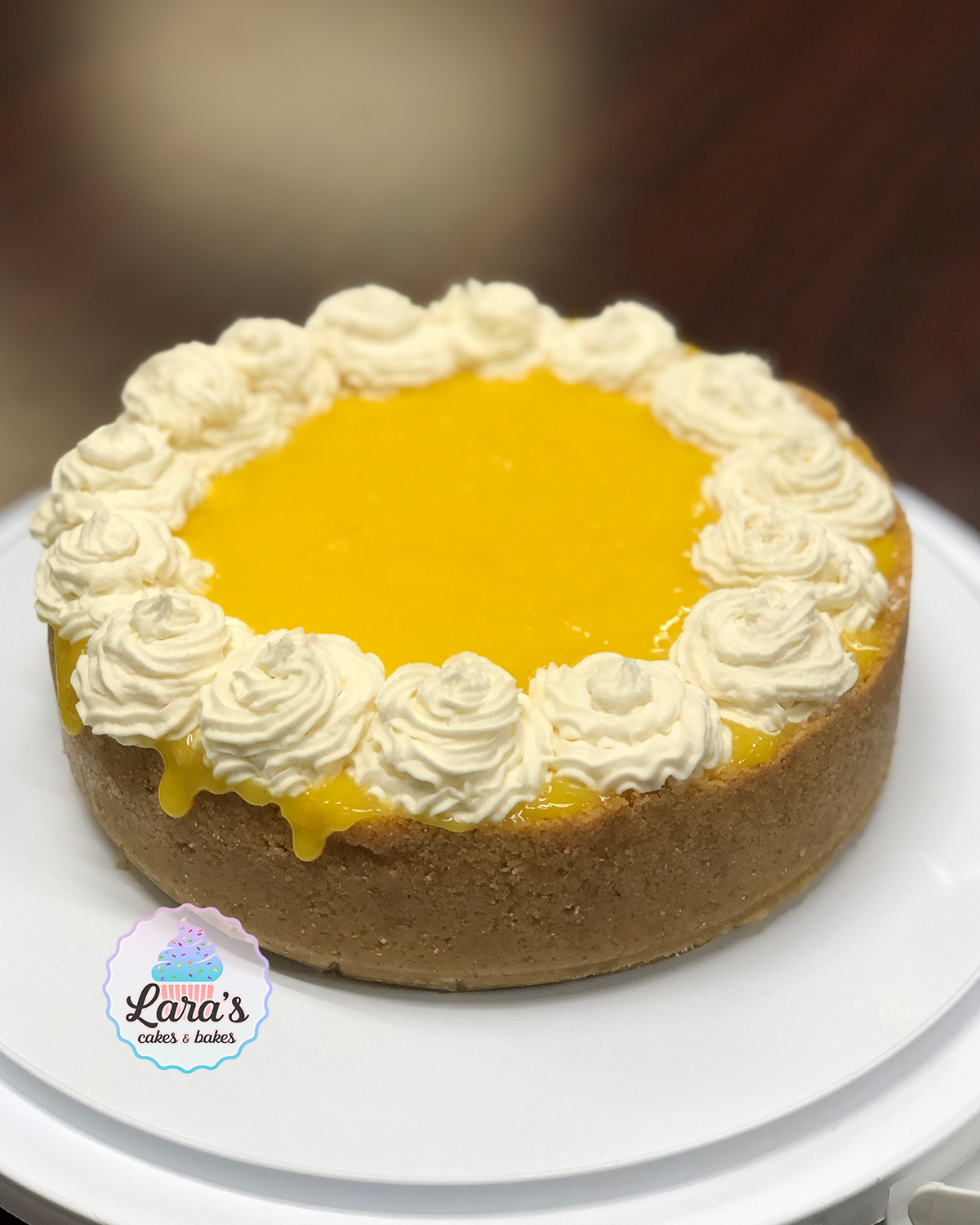 Lemon cheesecake with lemon curd and whipped cream